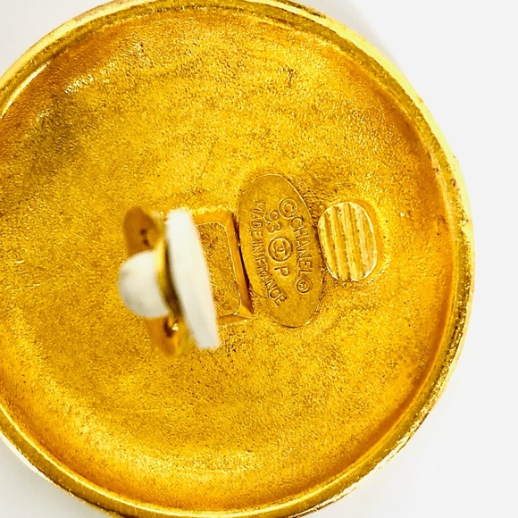 1993 Vintage Chanel CC LOGO Hammered Gold Plated Clip on Earrings - Picture 14 of 16